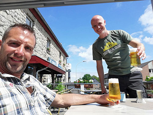 Johannes en Jordi zoeken verkoeling op terras