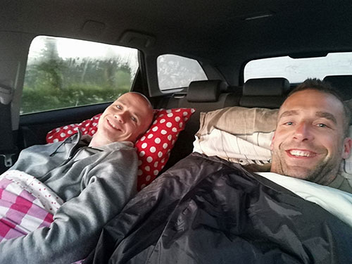 Johannes en Jordi overnachten in auto.
