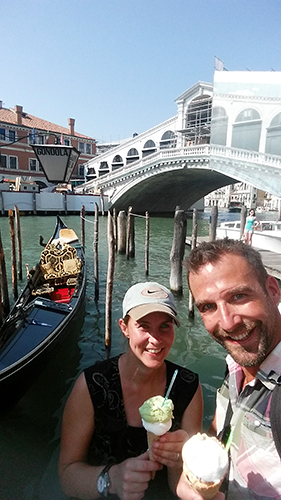 Ijsje bij de Rialtobrug Venetië
