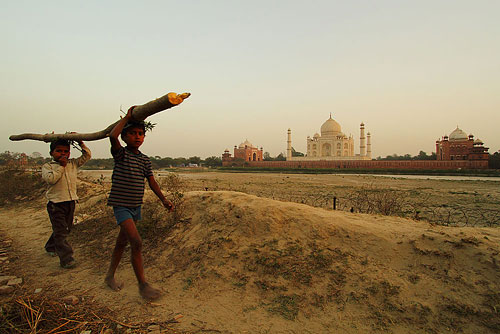 Kinderen bij de Taj Mahal
